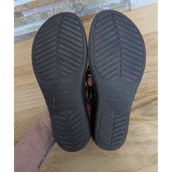 CROCS Women's Flip Flops Sandals Size 7W Slip-On Shoes Sanrah Circle Wedge - Picture 7 of 7